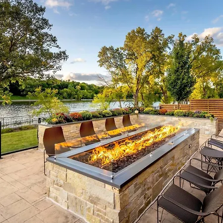 Courtyard By Marriott Appleton Riverfront
